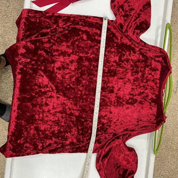 Ganjo LA cold shoulder crushed velvet-look top - Picture 6 of 8